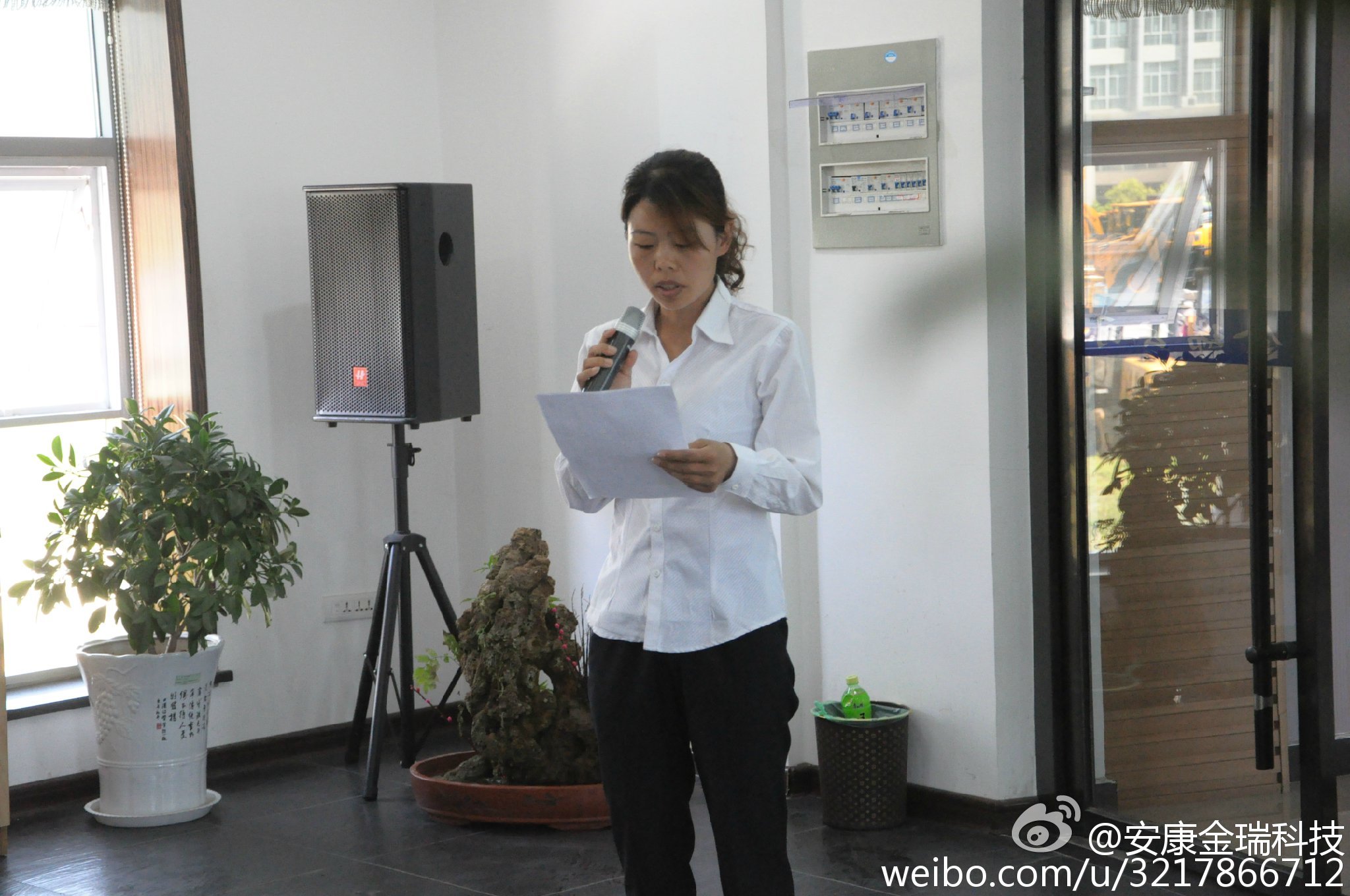 “开云电竞官网”美加州警方追银行劫匪 连开600枪致1人质死亡(图1) 开云电竞官方网站