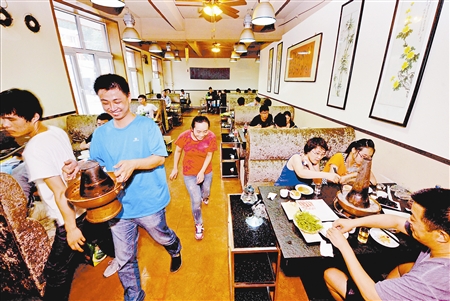 美国告知东南亚国家:将派军舰前往南海岛礁附近:开云电竞(图3) 开云电竞官网