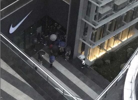 美国密苏里州数千人集会抗议白人警察枪杀无辜黑人青年|开云电竞官网(图3) 开云电竞